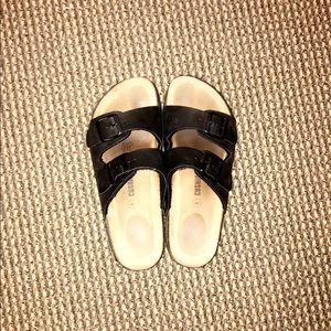 Alike Birkenstocks (cushionaires) black sandals